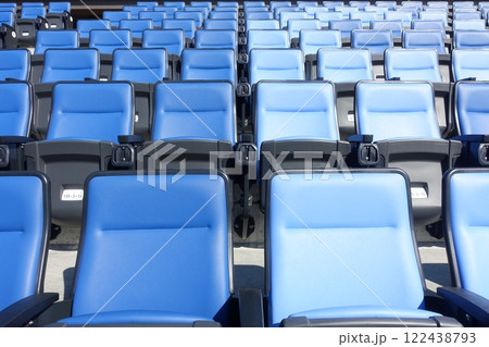 スタジアムの観客席に並ぶ座席シート 122438793