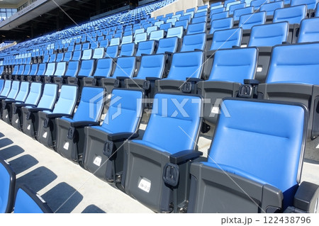 スタジアムの観客席に並ぶ座席シート スタジアムの観客席に並ぶ座席シート 122438796