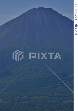 御坂山地の十二ヶ岳山頂より望む夏富士 御坂山地の十二ヶ岳山頂より望む夏富士 122438944