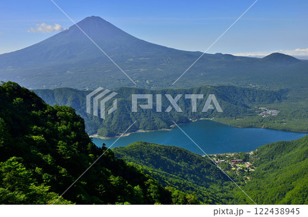 御坂山地の十二ヶ岳より 夏の富士山と西湖を望む 御坂山地の十二ヶ岳より 夏の富士山と西湖を望む 122438945