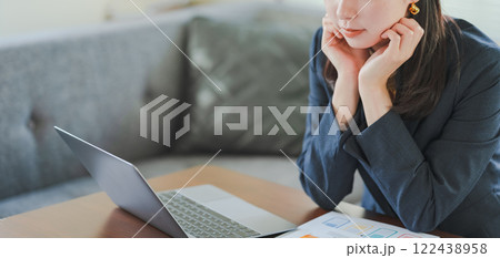 女性の屋内ポートレート 女性の屋内ポートレート 122438958