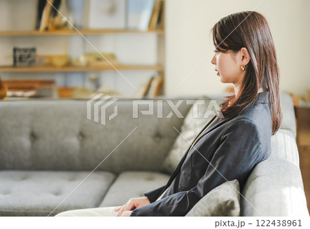 女性の屋内ポートレート 122438961
