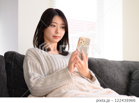 女性の屋内ポートレート 女性の屋内ポートレート 122438966