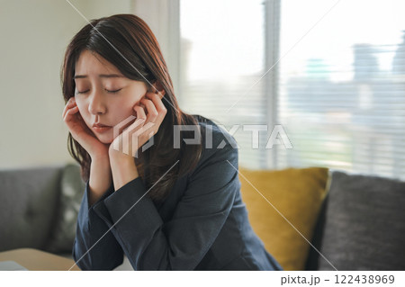 女性の屋内ポートレート 122438969