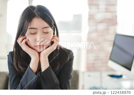 女性の屋内ポートレート 女性の屋内ポートレート 122438970