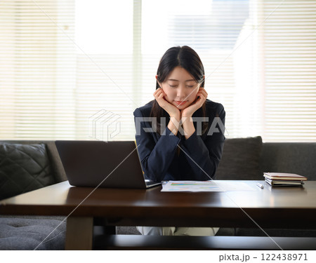 女性の屋内ポートレート 女性の屋内ポートレート 122438971