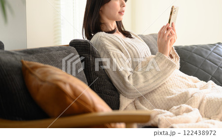 女性の屋内ポートレート 女性の屋内ポートレート 122438972