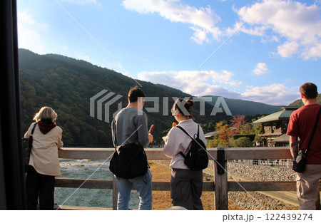 嵐山渡月橋の外国人観光客 嵐山渡月橋の外国人観光客 122439274