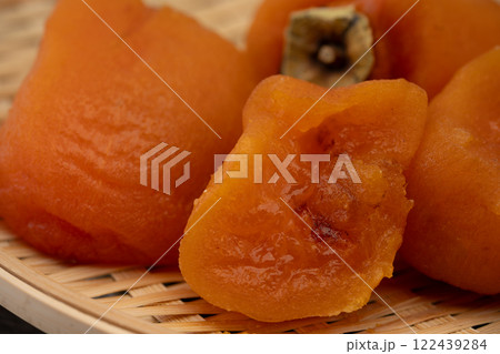 ジューシーなあんぽ柿（干し柿）のクローズアップ 122439284