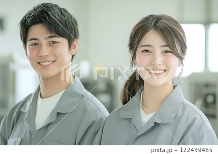 作業服を着て働く男女「AI生成画像」 作業服を着て働く男女「AI生成画像」 122439485