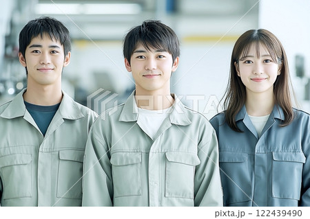 作業服を着て働く男女「AI生成画像」 122439490