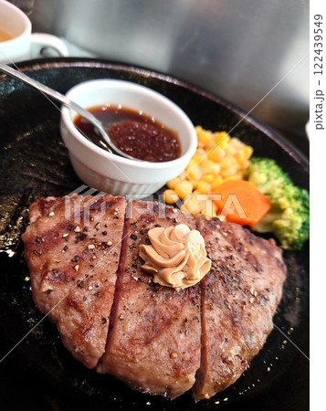 鉄板のハンバーグ 122439549