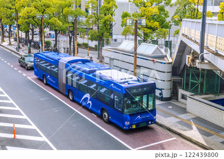日本の横浜都市景観 横浜駅東口（中央）前のベイサイドブルー（回送車）などを望む＝令和7年1月15日 122439800
