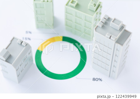 ビルの模型とグラフ 122439949