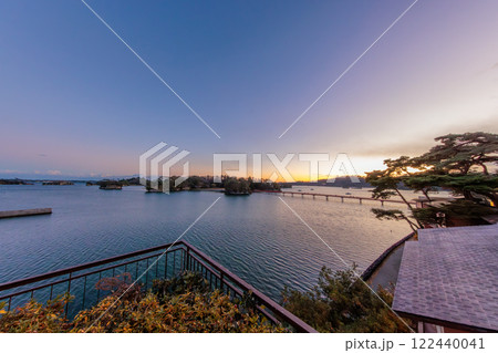 日本三景松島の夕暮れ(宮城県宮城郡松島町) 日本三景松島の夕暮れ(宮城県宮城郡松島町) 122440041
