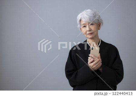 喪服 スマホを持っているシニア女性 喪服 スマホを持っているシニア女性 122440413