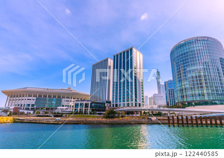 日本の横浜都市景観 みなとみらいの賑わうKアリーナなどを望む＝令和7年1月15日 122440585