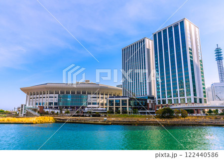 日本の横浜都市景観 みなとみらいの賑わうKアリーナなどを望む＝令和7年1月15日 122440586