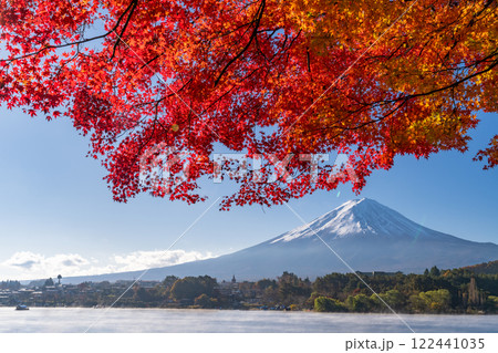 《山梨県》富士山と紅葉・朝の河口湖湖畔 122441035