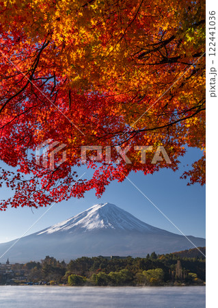 《山梨県》富士山と紅葉・朝の河口湖湖畔 122441036