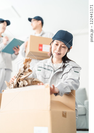 引越の荷造りをサポートする女性スタッフ 122441171