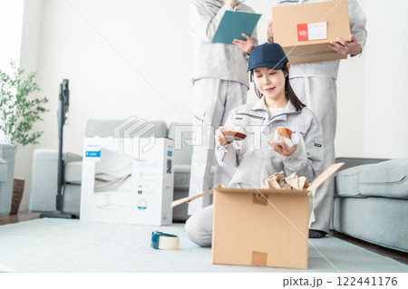 引越の荷造りをサポートする女性スタッフ 122441176