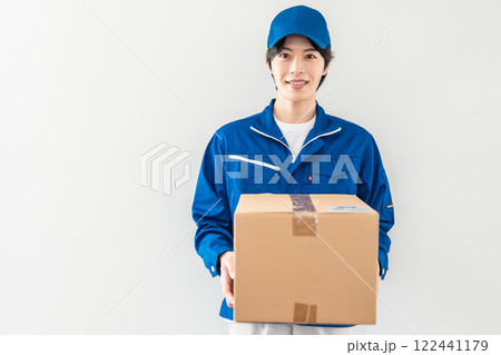 配達する若い男性スタッフ 122441179