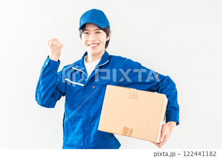 ガッツポーズの若い宅配男性スタッフ ガッツポーズの若い宅配男性スタッフ 122441182