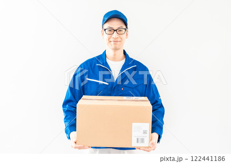 笑顔の男性宅配ドライバー　白バック 122441186