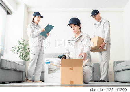 引越の荷造りをする業者スタッフチーム 引越の荷造りをする業者スタッフチーム 122441200