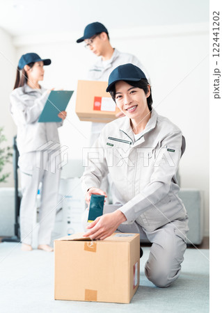 引越の荷造りをする業者スタッフチーム 引越の荷造りをする業者スタッフチーム 122441202