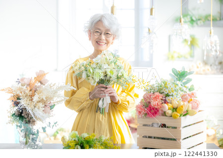 花を生けるシニア女性 122441330