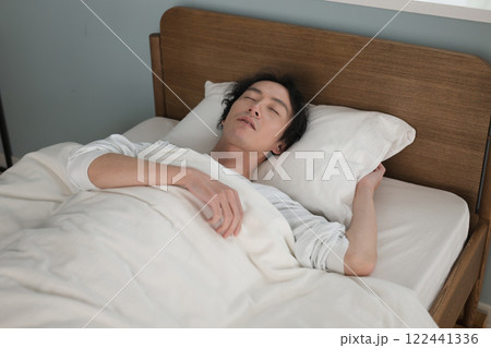 ベッドで眠る男性 ベッドで眠る男性 122441336