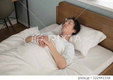 ベッドで眠る男性 ベッドで眠る男性 122441338