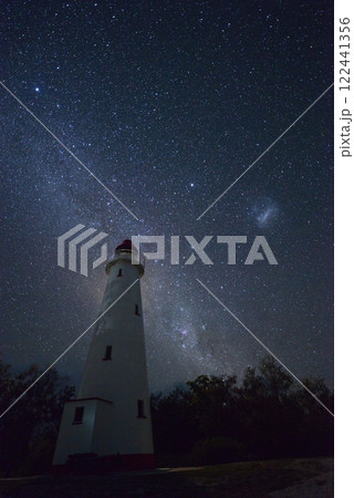 南天の明星と古灯台 122441356