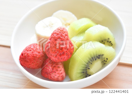 ビタミンCたっぷりのドライイチゴとキウィとバナナの盛り合わせ　食物繊維もたっぷり、腸活にもお役立ちの 122441401