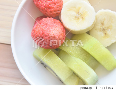 ビタミンCたっぷりのドライイチゴとキウィとバナナの盛り合わせ 食物繊維もたっぷり、腸活にもお役立ちの ビタミンCたっぷりのドライイチゴとキウィとバナナの盛り合わせ 食物繊維もたっぷり、腸活にもお役立ちの 122441403