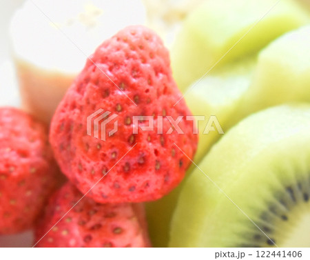 ビタミンCたっぷりのドライイチゴとキウィとバナナの盛り合わせ　食物繊維もたっぷり、腸活にもお役立ちの 122441406