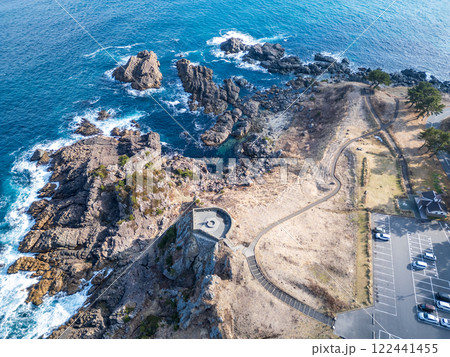 空撮「青森県」ドローンで葦毛崎展望台を撮影・種差海岸　冬 122441455