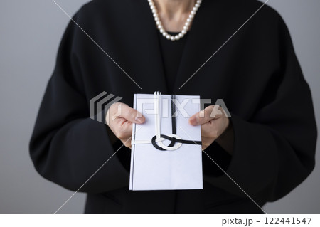 香典袋を差し出す女性の手元 香典袋を差し出す女性の手元 122441547