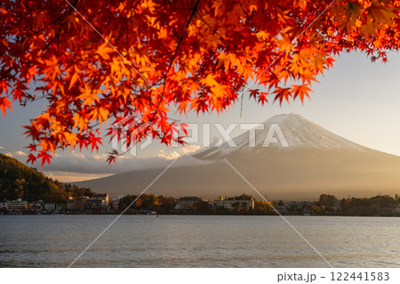 《山梨県》富士山と紅葉のアーチ・秋の河口湖湖畔の夕暮れ 《山梨県》富士山と紅葉のアーチ・秋の河口湖湖畔の夕暮れ 122441583