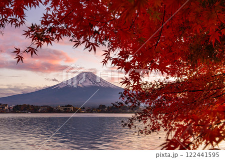 《山梨県》富士山と紅葉のアーチ・秋の河口湖湖畔の夕暮れ 《山梨県》富士山と紅葉のアーチ・秋の河口湖湖畔の夕暮れ 122441595