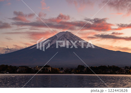 《山梨県》秋の富士山・夕焼けの河口湖湖畔 《山梨県》秋の富士山・夕焼けの河口湖湖畔 122441626