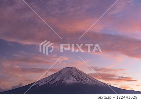 《山梨県》秋の富士山・夕焼けの河口湖湖畔 《山梨県》秋の富士山・夕焼けの河口湖湖畔 122441629