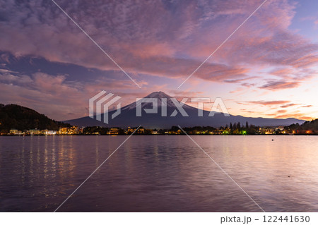 《山梨県》秋の富士山・夕焼けの河口湖湖畔 122441630