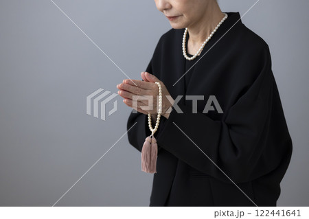 喪服を着たシニア女性の手元 喪服を着たシニア女性の手元 122441641