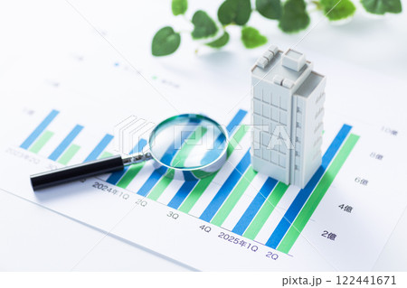 会社の業績グラフと企業ビルとルーペ 122441671