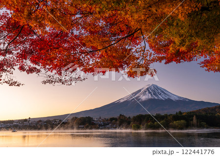 《山梨県》富士山と紅葉・河口湖湖畔の夜明け 《山梨県》富士山と紅葉・河口湖湖畔の夜明け 122441776