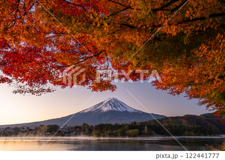 《山梨県》富士山と紅葉・河口湖湖畔の夜明け 122441777