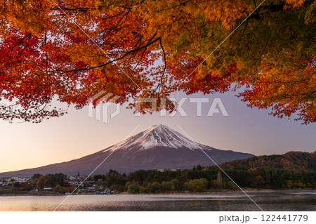 《山梨県》富士山と紅葉・河口湖湖畔の夜明け 122441779